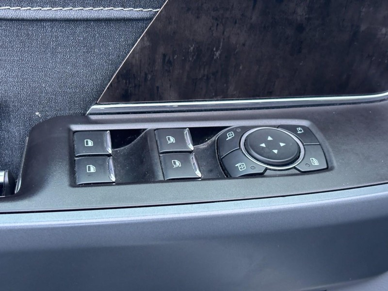 Ford F-150 Vehicle Full-screen Gallery Image 16