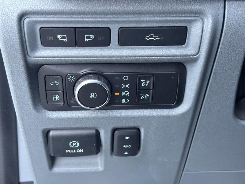 Ford F-150 Vehicle Full-screen Gallery Image 17