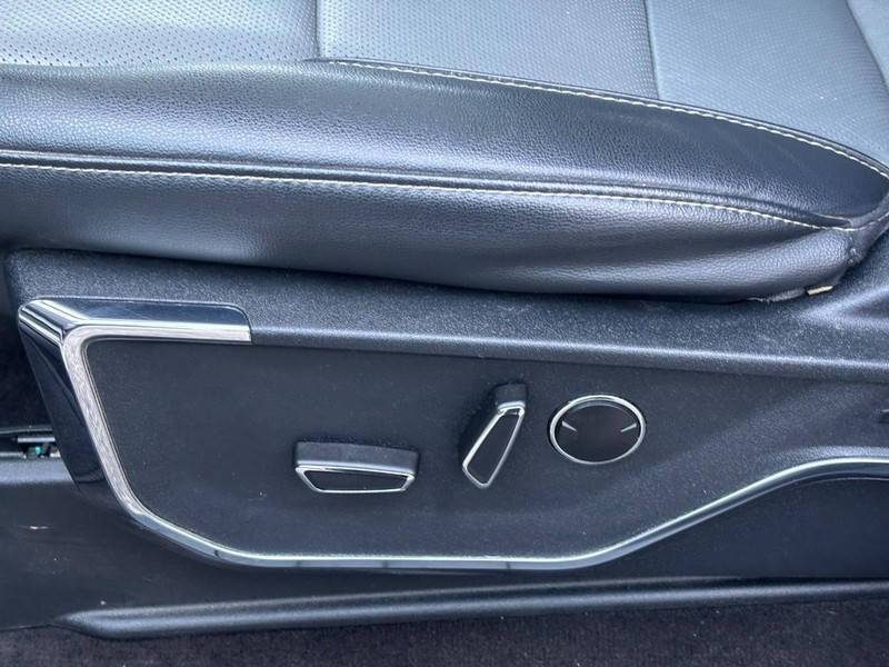 Ford F-150 Vehicle Full-screen Gallery Image 25