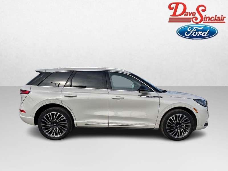 Lincoln Corsair Vehicle Full-screen Gallery Image 05