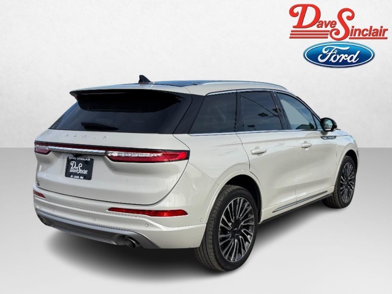 Lincoln Corsair Vehicle Full-screen Gallery Image 07