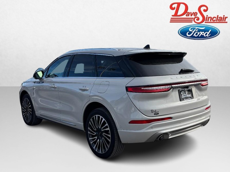 Lincoln Corsair Vehicle Full-screen Gallery Image 09