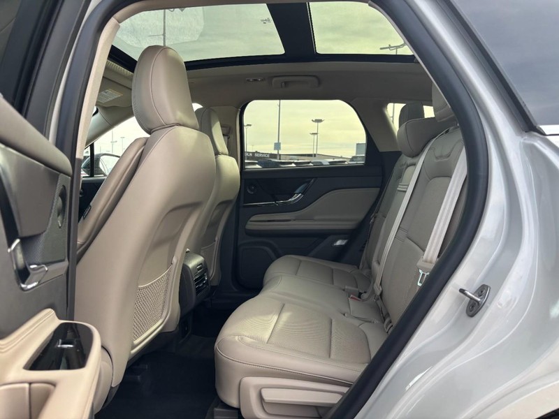 Lincoln Corsair Vehicle Full-screen Gallery Image 12