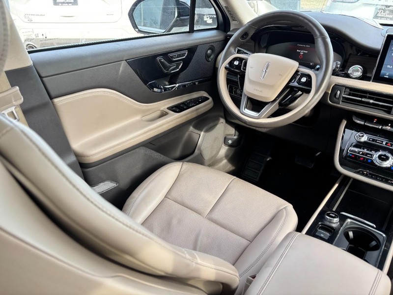 Lincoln Corsair Vehicle Full-screen Gallery Image 13