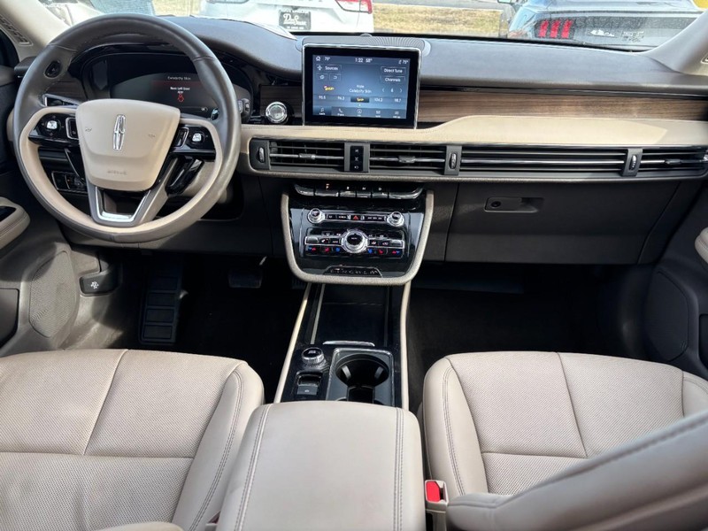 Lincoln Corsair Vehicle Full-screen Gallery Image 14