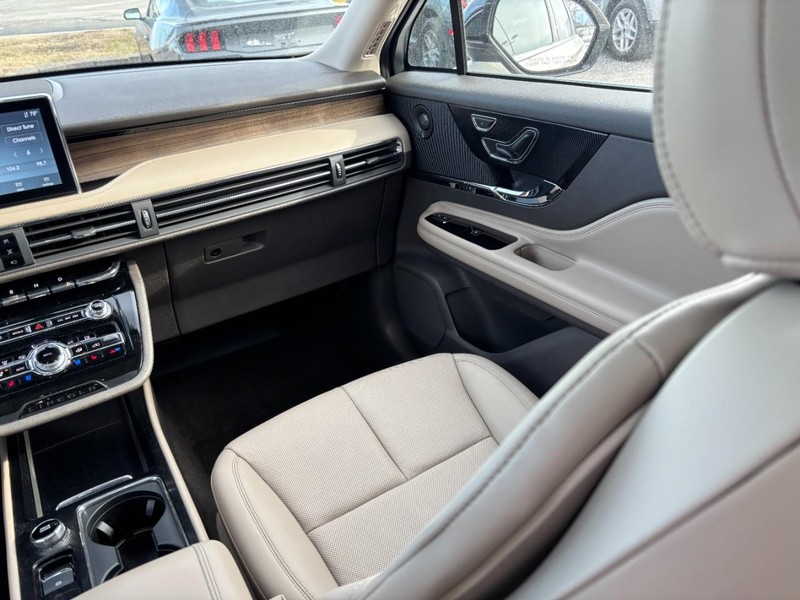 Lincoln Corsair Vehicle Full-screen Gallery Image 15