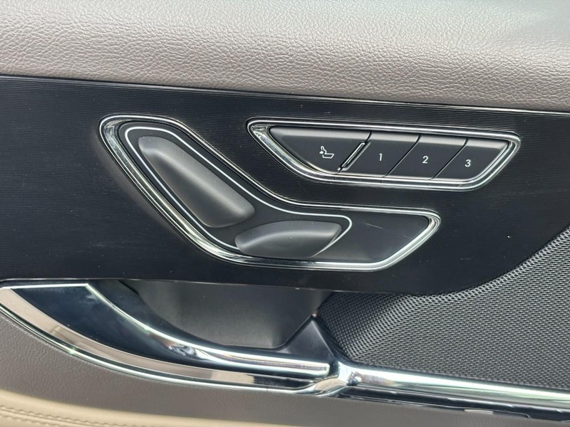 Lincoln Corsair Vehicle Full-screen Gallery Image 16