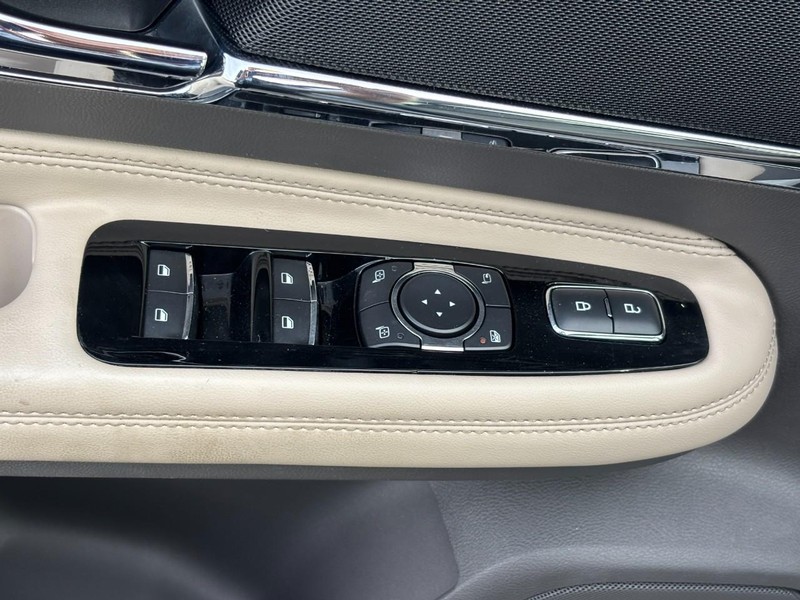 Lincoln Corsair Vehicle Full-screen Gallery Image 17