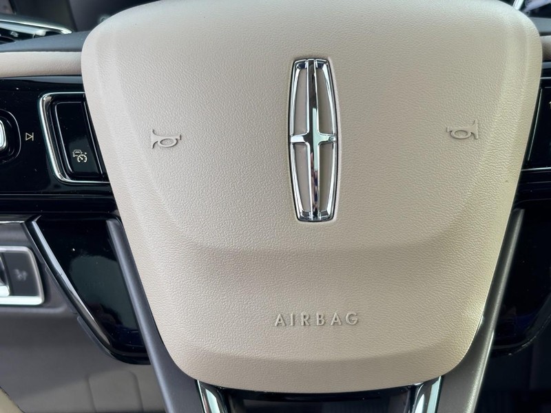 Lincoln Corsair Vehicle Full-screen Gallery Image 20