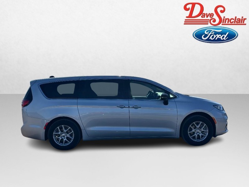 Chrysler Pacifica Vehicle Full-screen Gallery Image 05