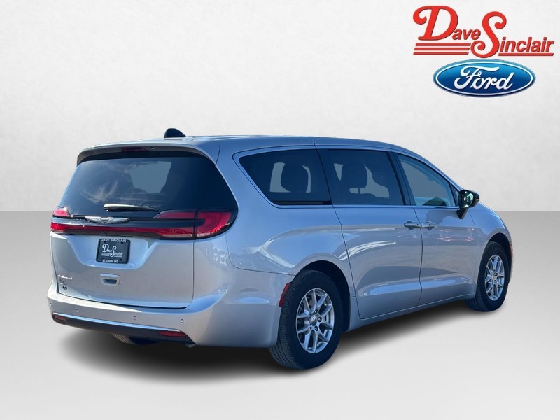 Chrysler Pacifica Vehicle Full-screen Gallery Image 07