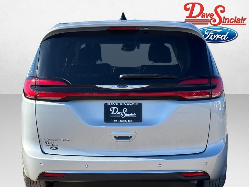 Chrysler Pacifica Vehicle Full-screen Gallery Image 08