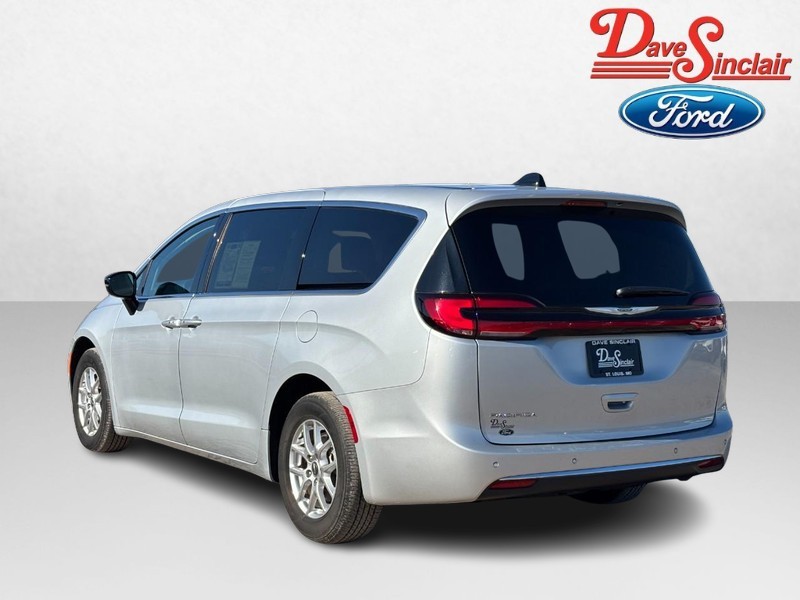 Chrysler Pacifica Vehicle Full-screen Gallery Image 09