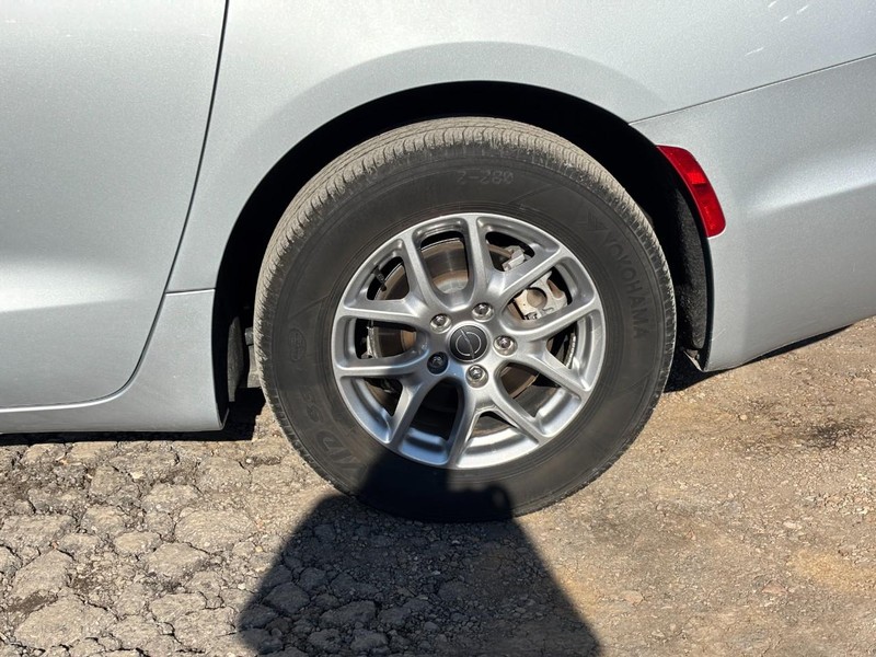 Chrysler Pacifica Vehicle Full-screen Gallery Image 11