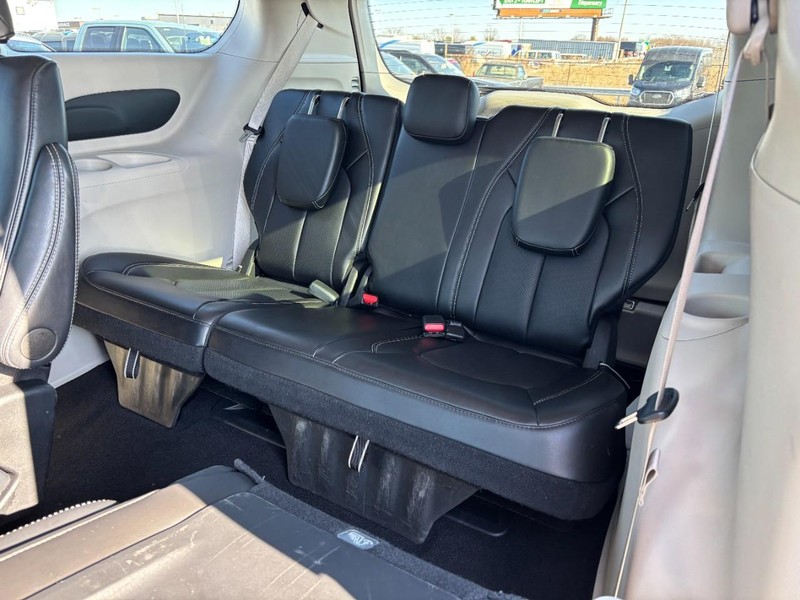 Chrysler Pacifica Vehicle Full-screen Gallery Image 12