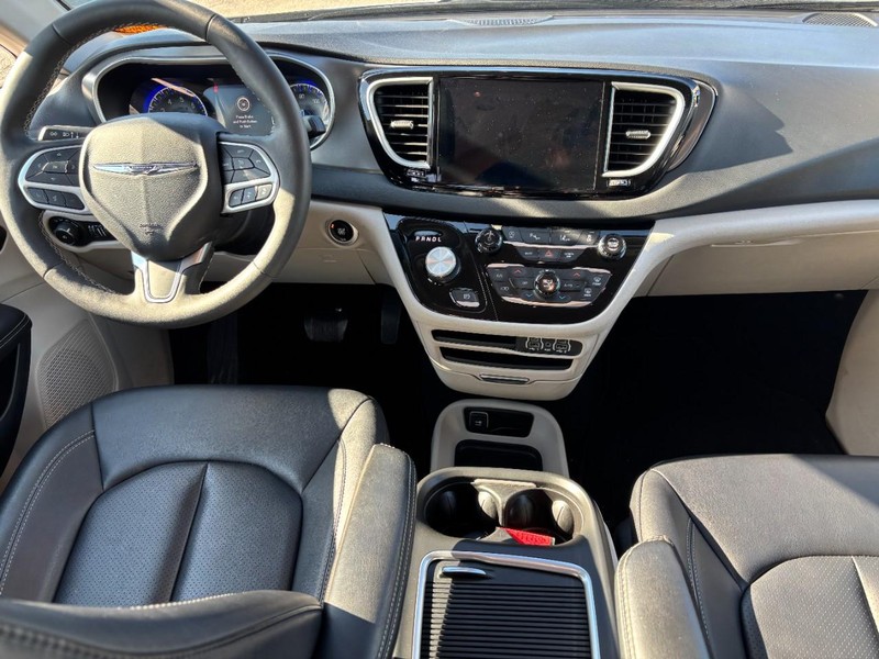 Chrysler Pacifica Vehicle Full-screen Gallery Image 15