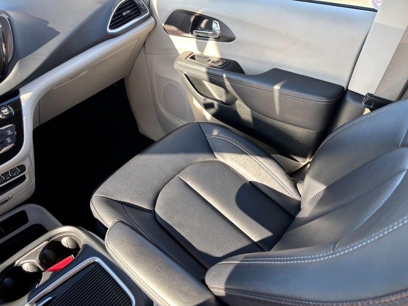 Chrysler Pacifica Vehicle Full-screen Gallery Image 16