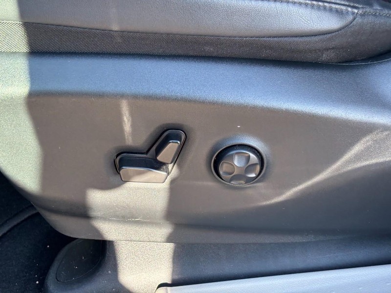 Chrysler Pacifica Vehicle Full-screen Gallery Image 17