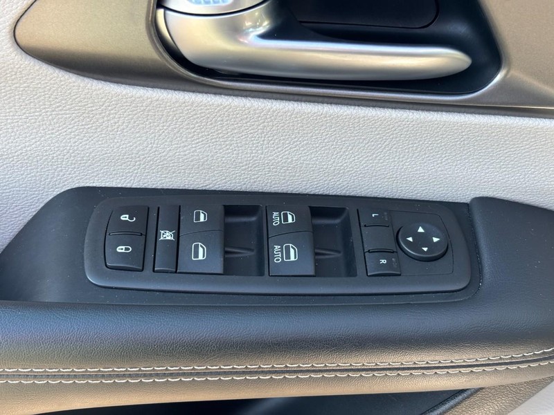 Chrysler Pacifica Vehicle Full-screen Gallery Image 18