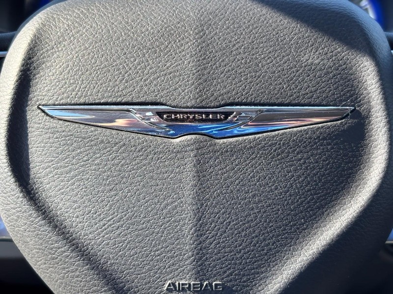 Chrysler Pacifica Vehicle Full-screen Gallery Image 20