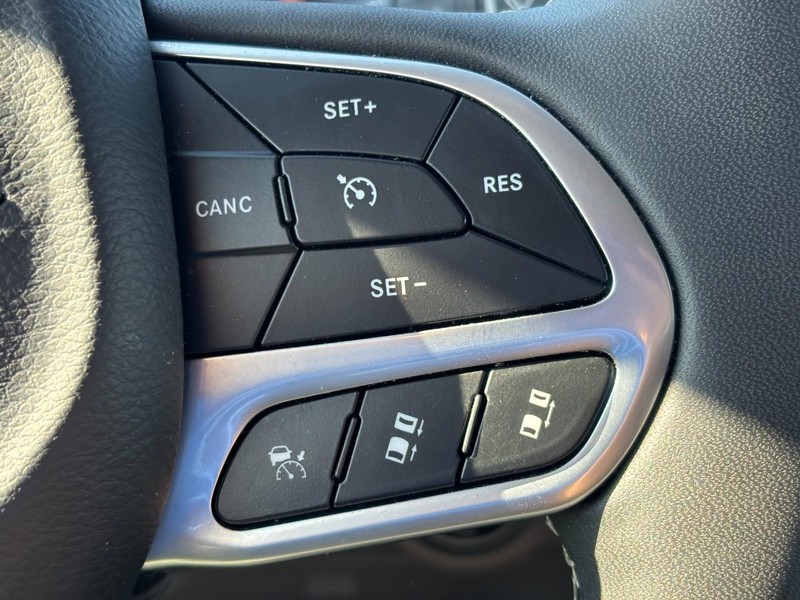 Chrysler Pacifica Vehicle Full-screen Gallery Image 21