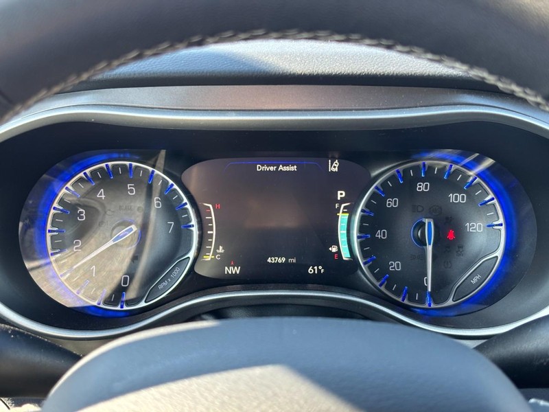 Chrysler Pacifica Vehicle Full-screen Gallery Image 22