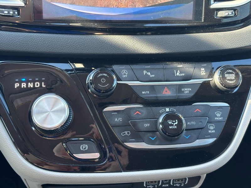 Chrysler Pacifica Vehicle Full-screen Gallery Image 25