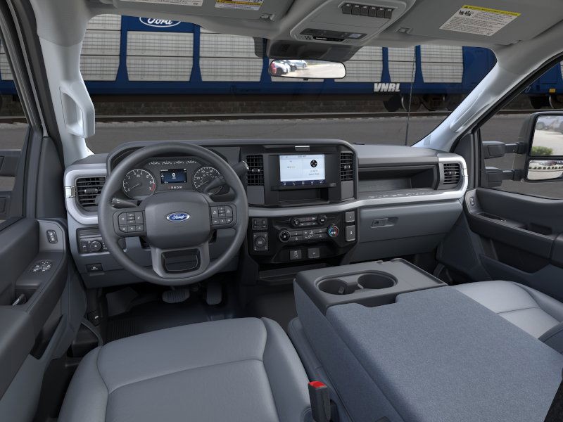 Ford Super Duty F-250 SRW Vehicle Full-screen Gallery Image 11