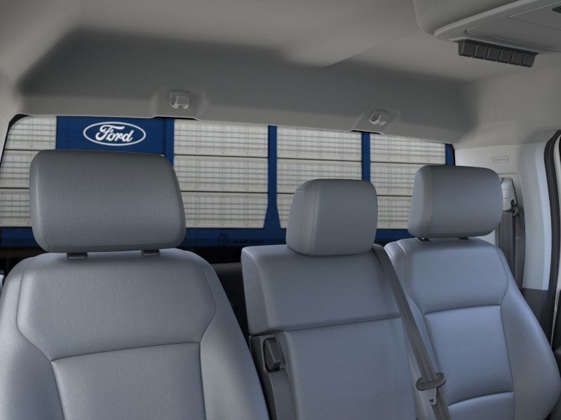 Ford Super Duty F-250 SRW Vehicle Full-screen Gallery Image 24