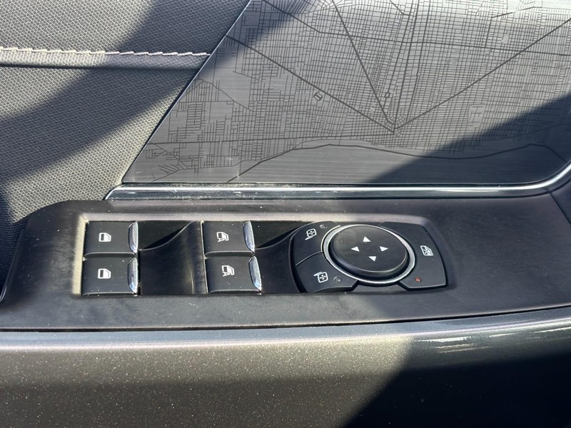 Ford F-150 Vehicle Full-screen Gallery Image 16