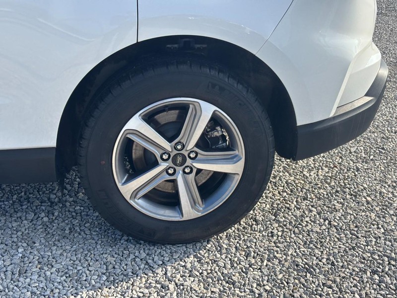 Ford Edge Vehicle Full-screen Gallery Image 11