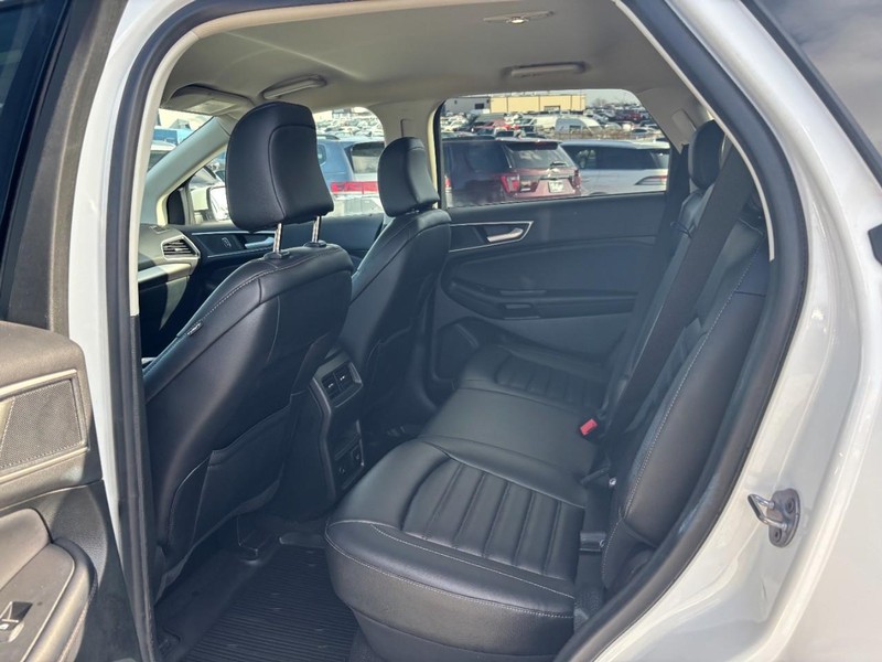 Ford Edge Vehicle Full-screen Gallery Image 12