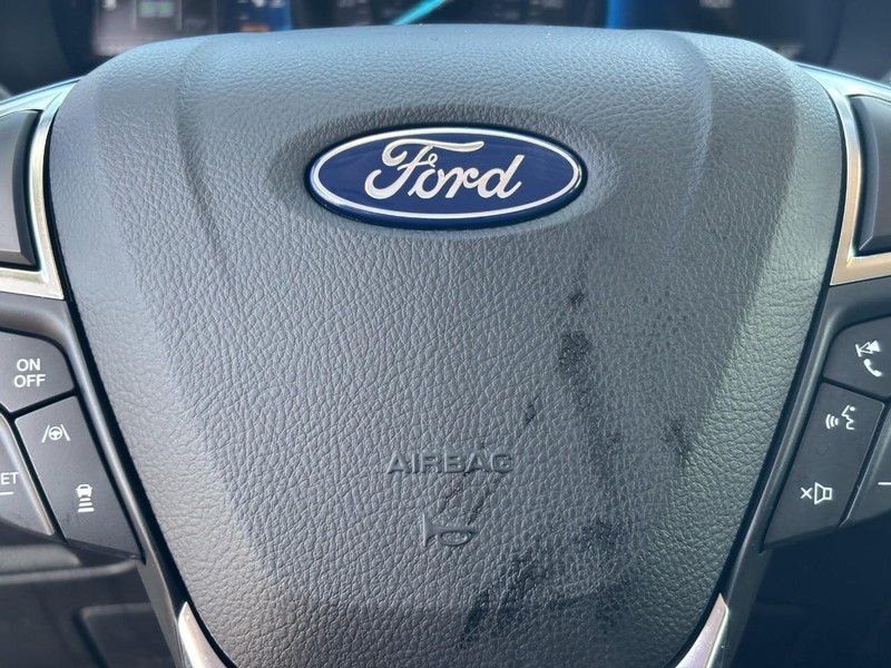 Ford Edge Vehicle Full-screen Gallery Image 19
