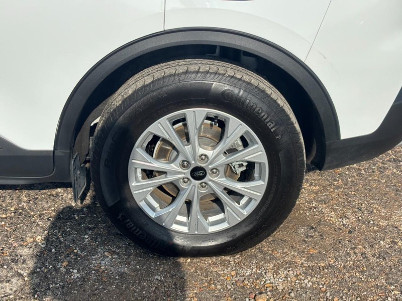 Ford Escape Vehicle Full-screen Gallery Image 11