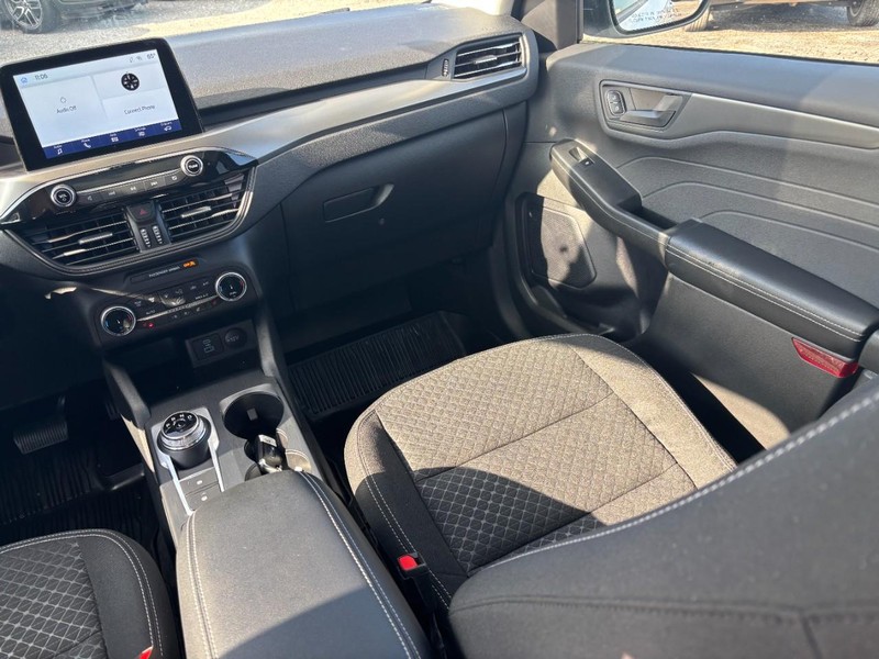 Ford Escape Vehicle Full-screen Gallery Image 15