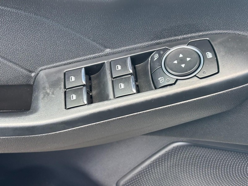 Ford Escape Vehicle Full-screen Gallery Image 16