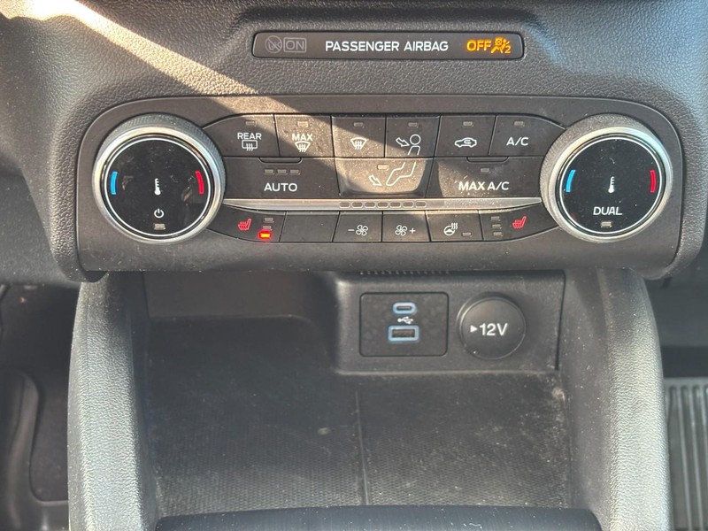 Ford Escape Vehicle Full-screen Gallery Image 24