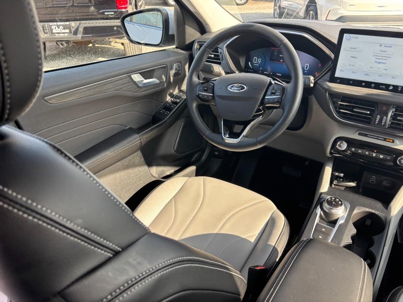 Ford Escape Vehicle Full-screen Gallery Image 13