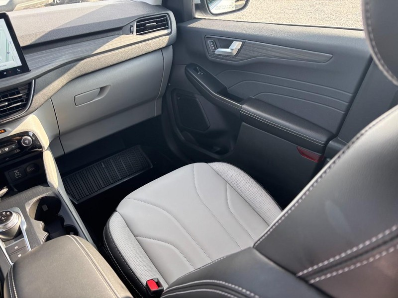 Ford Escape Vehicle Full-screen Gallery Image 15