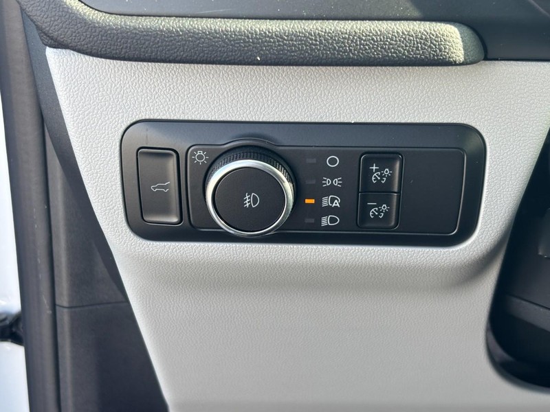 Ford Escape Vehicle Full-screen Gallery Image 17