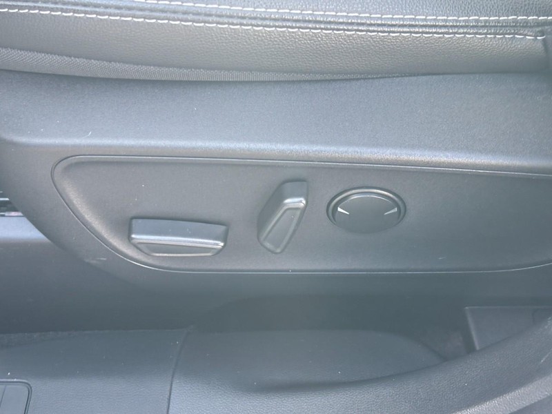 Ford Escape Vehicle Full-screen Gallery Image 25