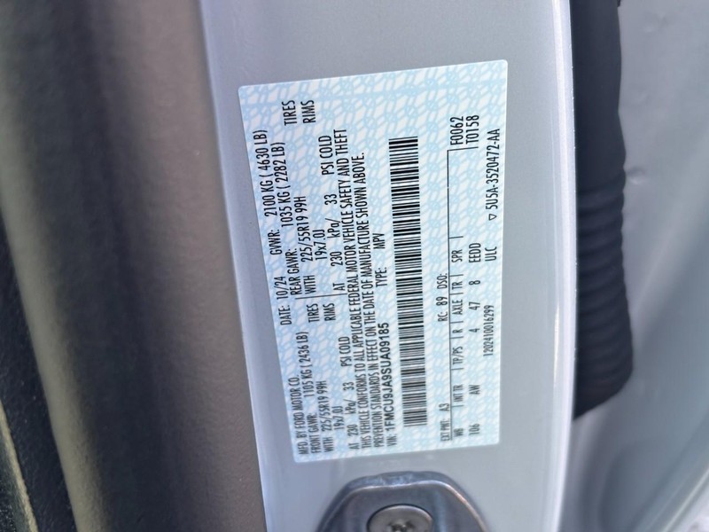 Ford Escape Vehicle Full-screen Gallery Image 26