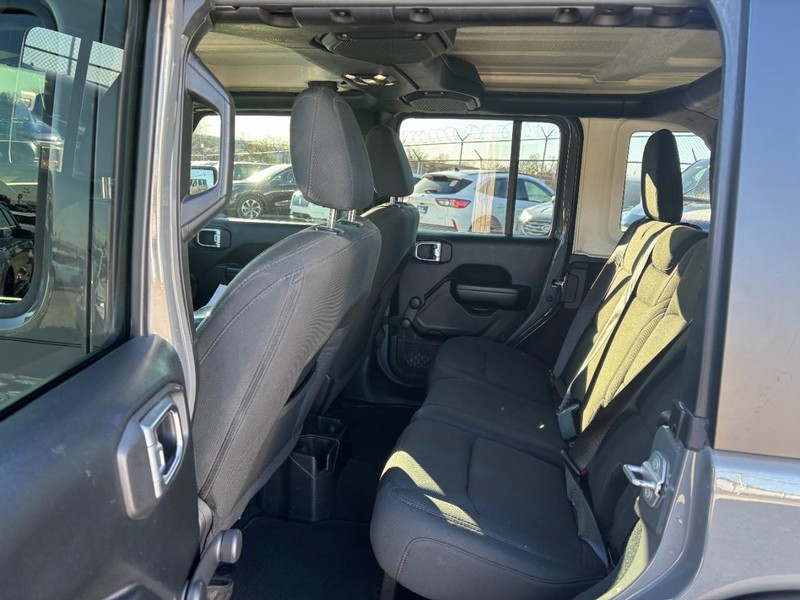 Jeep Wrangler Vehicle Full-screen Gallery Image 12