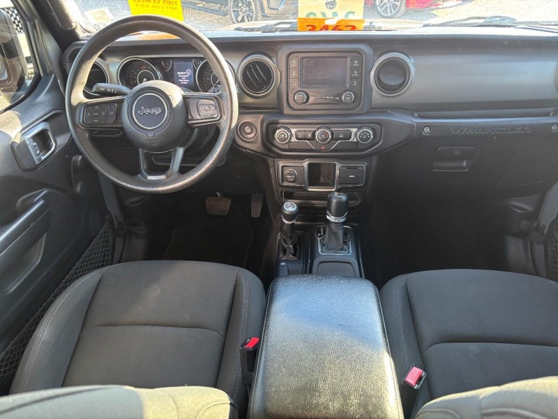 Jeep Wrangler Vehicle Full-screen Gallery Image 14