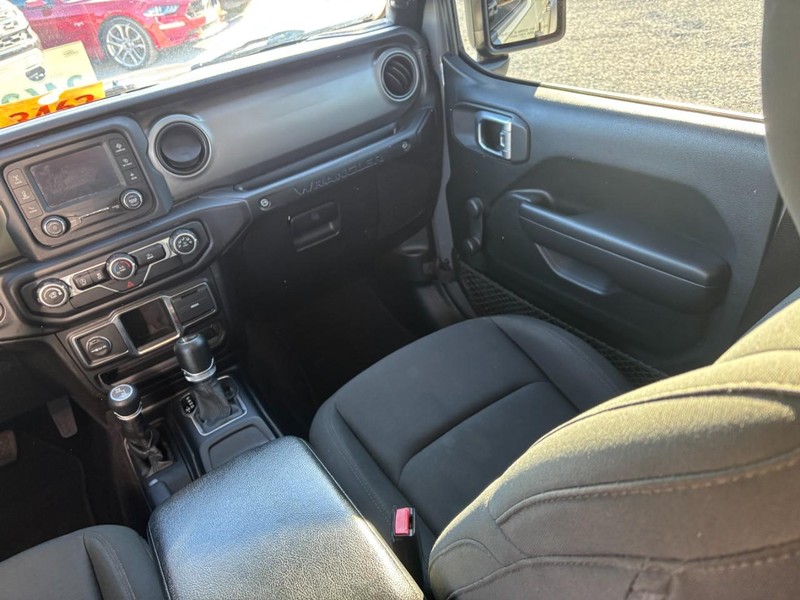 Jeep Wrangler Vehicle Full-screen Gallery Image 15