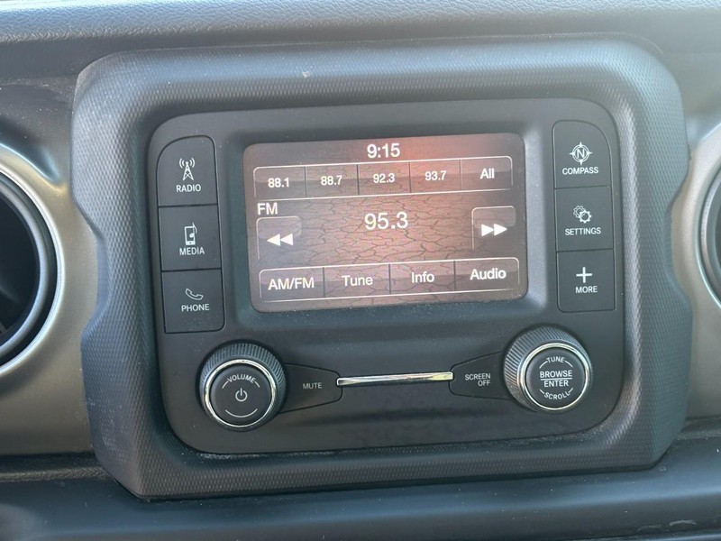 Jeep Wrangler Vehicle Full-screen Gallery Image 20