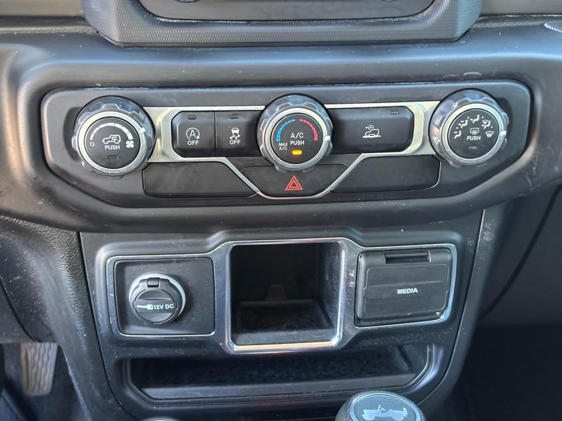 Jeep Wrangler Vehicle Full-screen Gallery Image 22