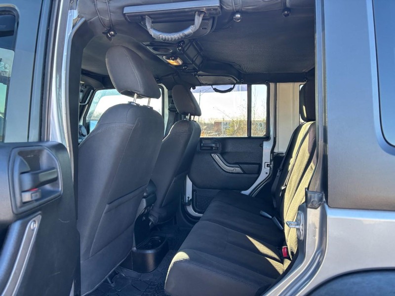 Jeep Wrangler Unlimited Vehicle Image 12