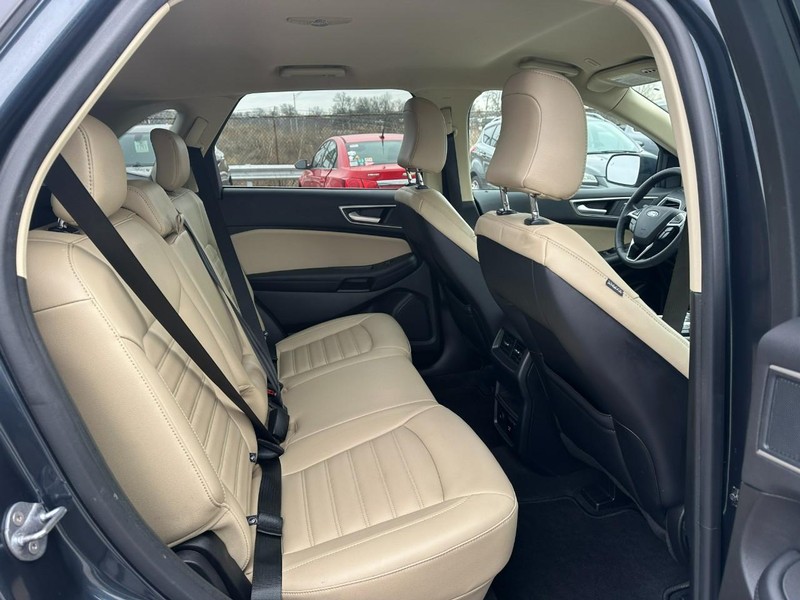 Ford Edge Vehicle Full-screen Gallery Image 12