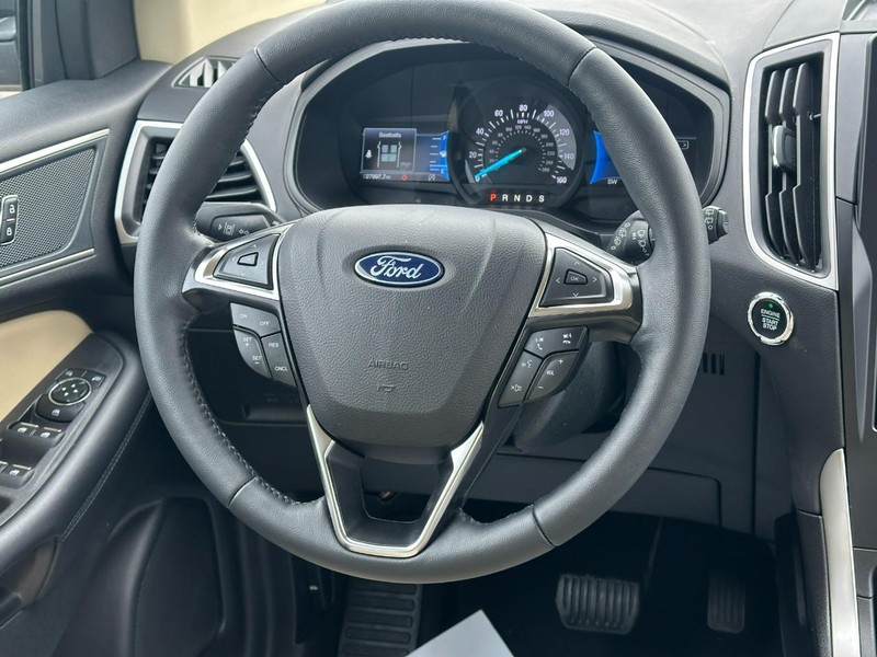 Ford Edge Vehicle Full-screen Gallery Image 14